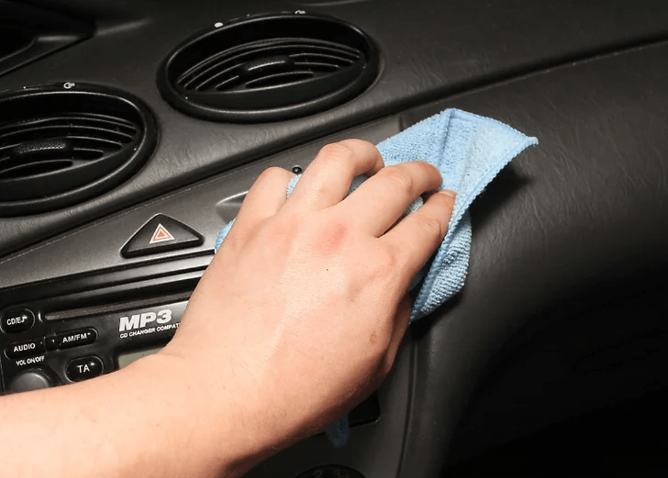 پاک کردن چربی و روغن از داخل خودرو
